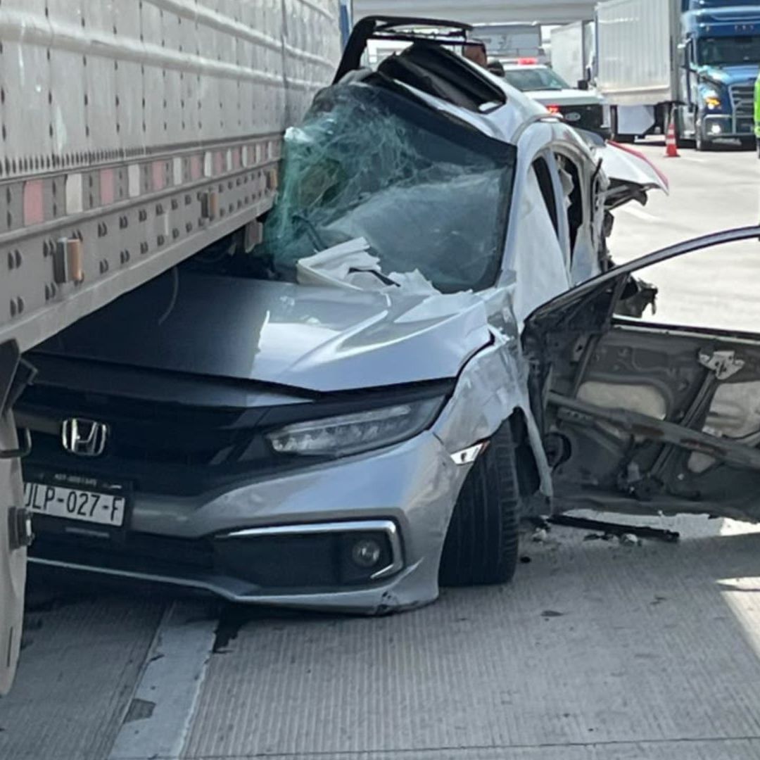 Auto se Incrusta en Tráiler y Deja Dos Lesionados en Pedro Escobedo